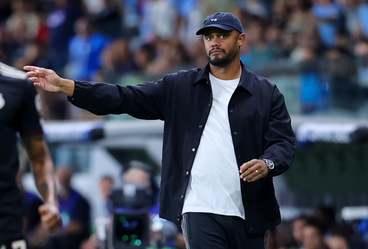 开云官方登录-图片报：孔帕尼罕见进行公开训练，2200名球迷现场观看