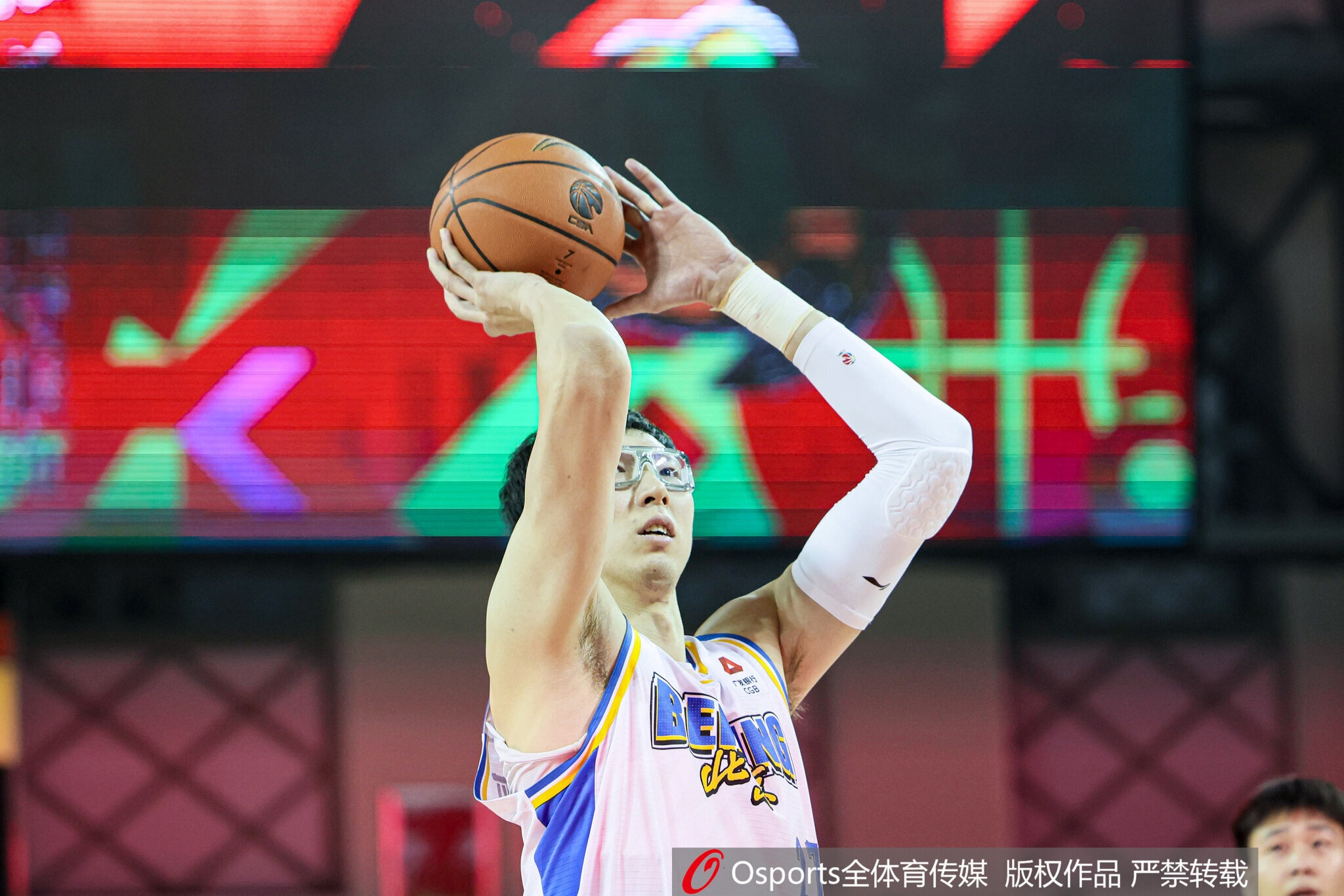 开云登录官网-直接对位！周琦半场7分5板1助1帽VS王哲林10分10板2助&amp;6前场板